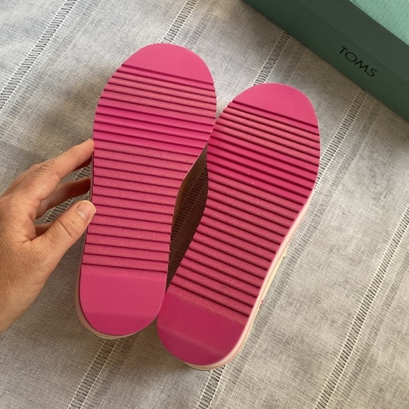 TOMS NWT embroidered platform shoes. - Picture 12 of 12